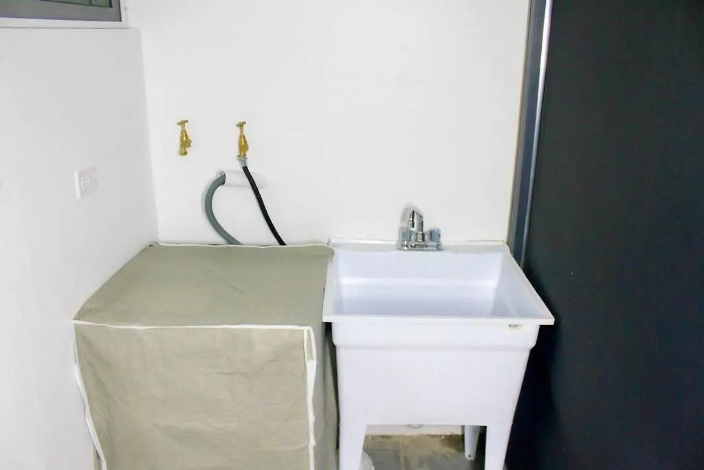 Minimalist Studio Near Devon House Kingston Apartmán