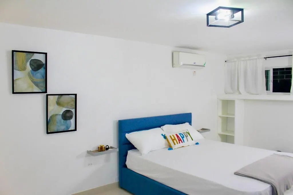 Minimalist Studio Near Devon House Kingston